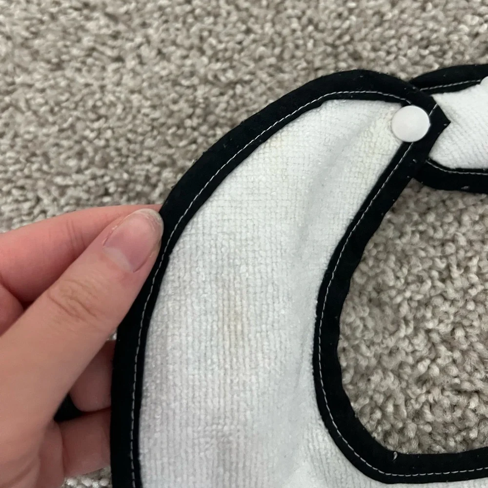 ⚪️MCARTHUR: Baby unisex one size, “Little Flyers Fan” theme bib, preowned⚪️